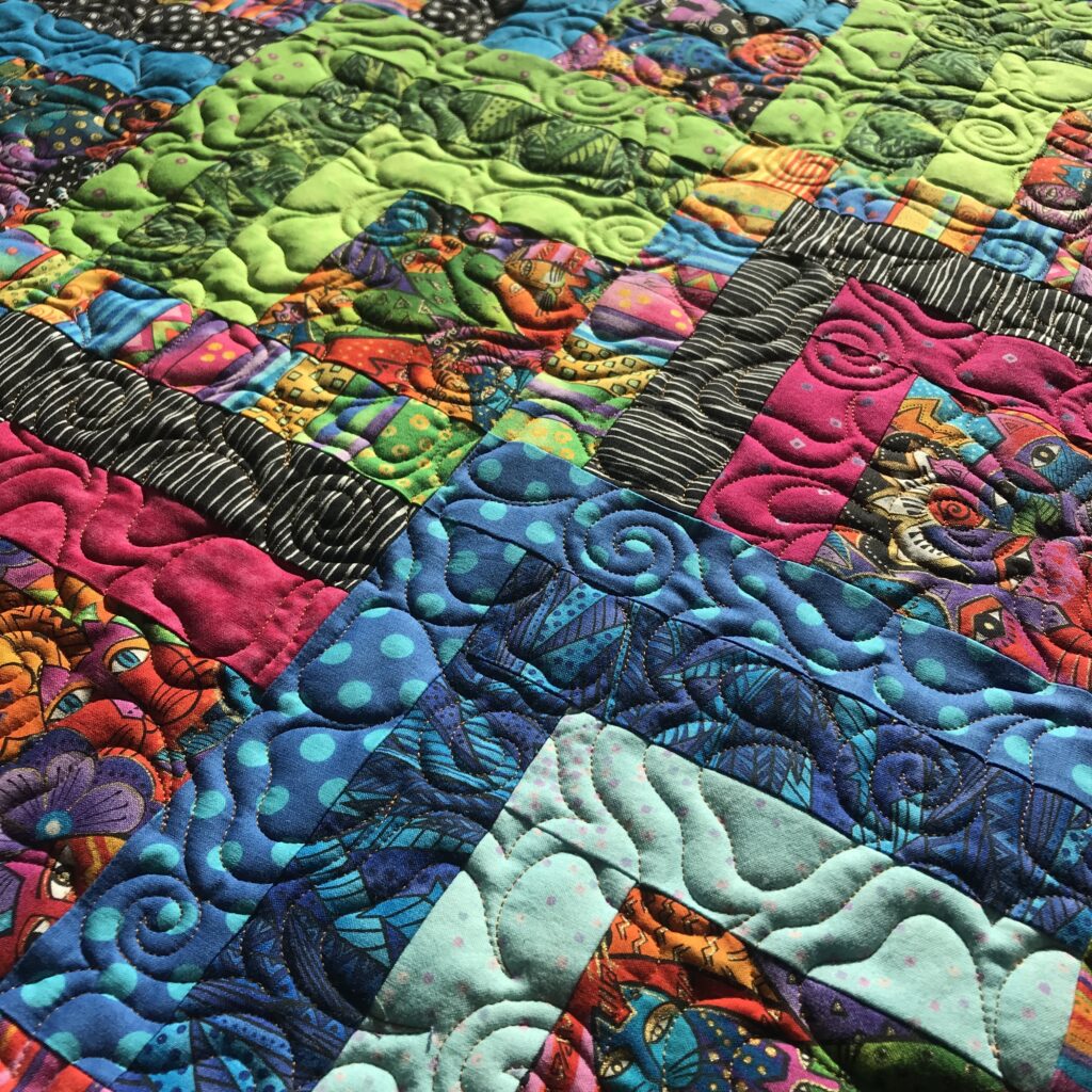 Hibiscus quilt pattern on colorful quilt.